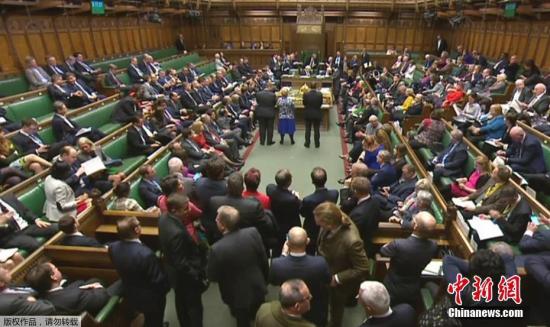 当地时间2月8日晚，英国议会下议院投票通过政府提交的“脱欧”法案。