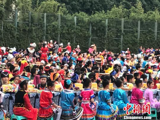 图为南宁市逸夫小学师生们身着各民族传统服饰在活动中。钟建珊摄