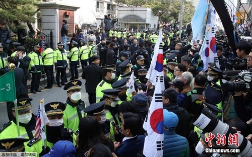 朴槿惠以犯罪嫌疑人身份出庭接受逮捕必要性审查。大量警察被部署在法院外，维护治安。