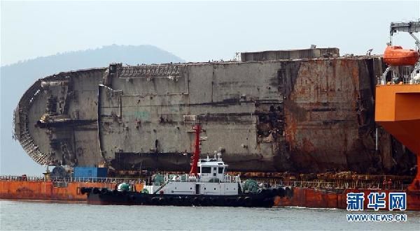 韩世越发现遇难者遗物 船体内堆积30厘米淤泥