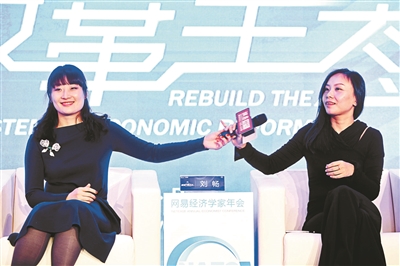 宗馥莉（左）和刘畅（右）是目前已成功接班的“80后”二代供图/视觉中国