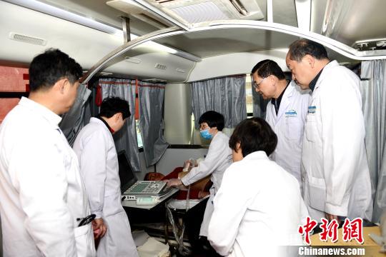 图为青海省人民医院医疗分队在该省大通县扶贫义诊。(资料图) 孙莹 摄