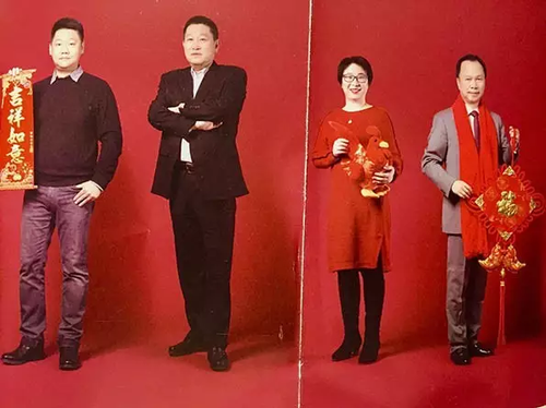 辉山内刊登出的拜年照。左一为杨佳宁，左二为杨凯，左三为葛坤。 图片来自澎湃