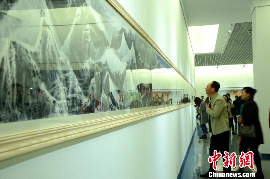 观众在山东博物馆欣赏刘国松最新作品16米长卷《喜马拉亚四季》。　郝学娟 摄