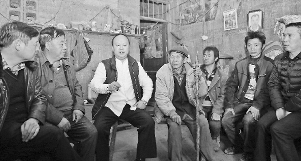 王伟（左三）与村民座谈。