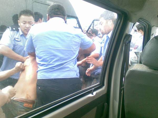 上海钉子户袭警 3名嫌疑人向民警泼洒腐蚀性液体--人民政协网