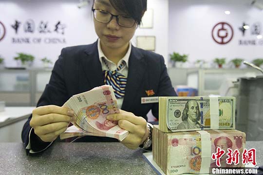 资料图：山西太原，银行工作人员正在清点货币。 <a target='_blank' href='http://www.chinanews.com/'>中新社</a>记者 张云 摄