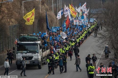 111 当地时间2017年3月18日，韩国星州郡，民众集会抗议，要求取消部署“萨德”。