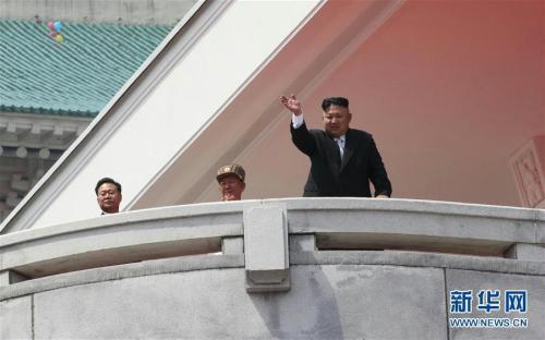4月15日，在朝鲜首都平壤，朝鲜最高领导人金正恩(右)向参加群众游行的平壤市民挥手致意。朝鲜15日在平壤举行纪念金日成诞辰105周年的阅兵式和群众游行，并展示了朝鲜最先进的导弹装备。 新华社记者 朱龙川 摄 图片来源：新华网