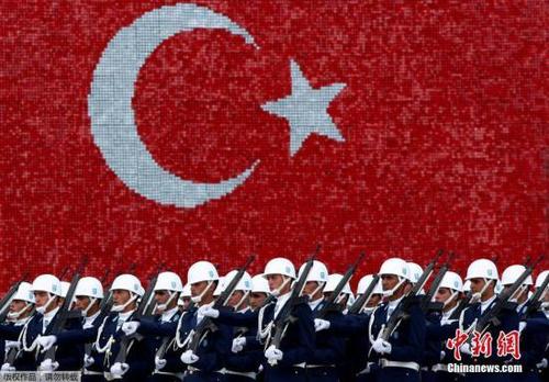 资料图：土耳其在安卡拉举行盛大阅兵式。