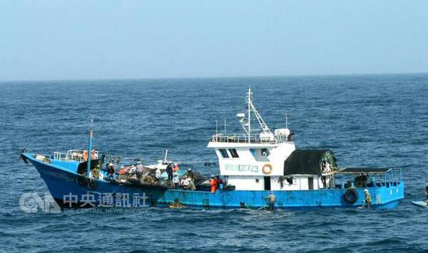 台湾首次查扣大陆母子型渔船 押返侦办21名船员