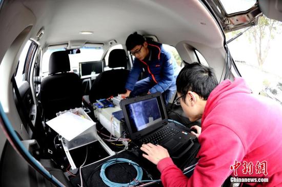 资料图：成都信息工程大学科研人员正在进行无人驾驶汽车试验。安源 摄