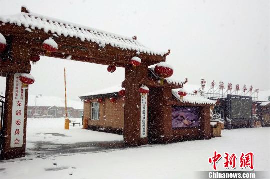 中国北疆四月飞雪冰雪奇观俏争春色
