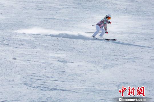 大兴安岭映山红滑雪场在降雪后迎客 王立彬 摄