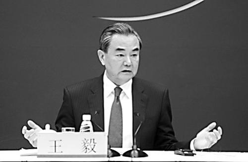 图片说明： 18日，王毅在外交部主持召开“一带一路”国际合作高峰论坛中外媒体吹风会。