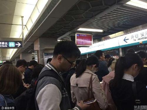 北京地铁4号线角门站早高峰出故障 大量乘客滞留