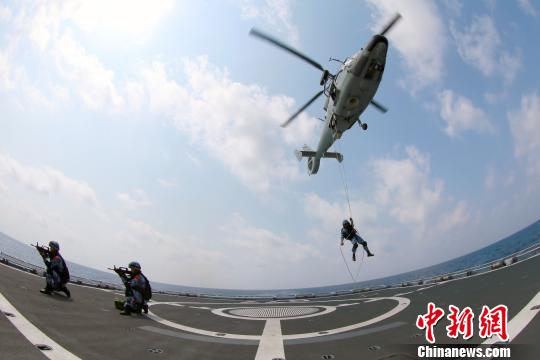 中国海军第二十六批护航编队特战队员开展反海盗演练