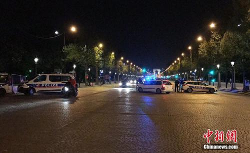 法国首都巴黎著名商业街香榭丽舍大道4月20日晚发生枪击事件，造成警察一死两伤，枪手也被警方开枪击毙。 法国总统奥朗德随后宣布，确信事件调查方向为“恐怖主义”。图为警方封锁通往香榭丽舍大道周边地带。2
