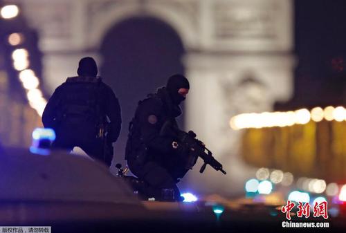 法国首都巴黎著名商业街香榭丽舍大道4月20日晚发生枪击事件，造成警察一死一伤，枪手也被警方开枪击毙。5