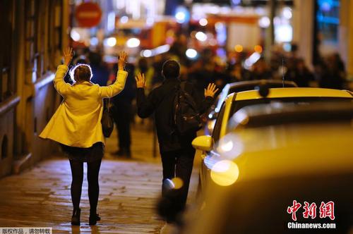 法国首都巴黎著名商业街香榭丽舍大道4月20日晚发生枪击事件，造成警察一死一伤，枪手也被警方开枪击毙。6