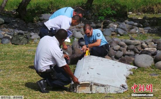 资料图：在法属留尼旺群岛海岸线上发现的MH370残骸。