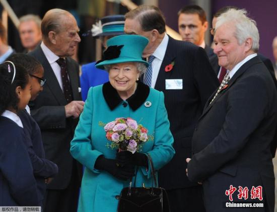 当地时间2016年11月9日，英国伦敦，伊丽莎白二世女王与菲利普亲王出席弗朗西斯·克里克医疗研究中心揭幕仪式。