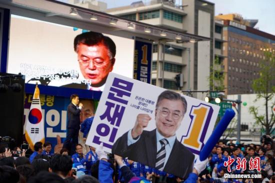4月17日，韩国最大在野党共同民主党总统候选人文在寅（图中）在首尔光化门广场参加竞选造势活动。韩国第19届总统选举竞选活动当日正式启动，包括国会5大党派代表在内的15名候选人将在22天的法定竞选期间奔走全国各地展开“拉票大战”。 <a target='_blank' href='http://www.chinanews.com/'>中新社</a>记者 吴旭 摄
