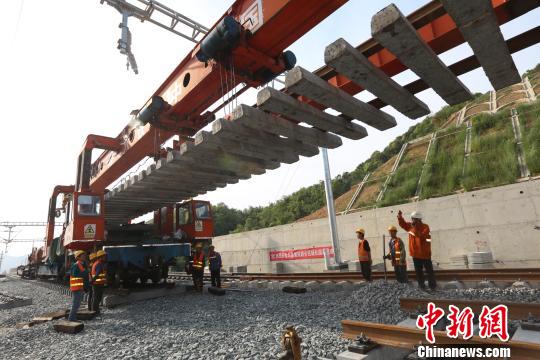 九景衢铁路正线完成铺轨贯通距通车运营又近一步