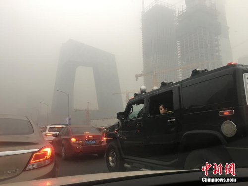 资料图：2016年10月，北京国贸附近被雾霾笼罩，能见度降低。富田 摄
