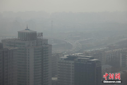 资料图：2017年3月17日，北京城笼罩在雾霾中。近日，雾霾再度降临京津冀地区，环保部16日发布的空气质量预报显示，京津冀地区未来十天内的空气质量呈前期较差、后期转好态势。<a target='_blank' href='http://www.chinanews.com/'>中新社</a>记者 刘关关 摄