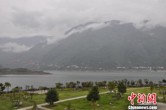 在巫山县城就可以轻易看到高峡平湖、巫山云雨的壮观景象。　陈茂霖 摄