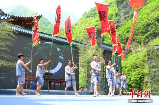 资料图：4月18日，第五届长江三峡（巴东）纤夫文化旅游节在湖北巴东开幕。巴轩 摄
