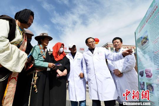 图为青海省人民医院医务人员下乡宣介疾病防控知识。　孙莹 摄