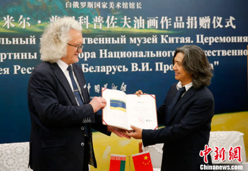 中国美术馆馆长吴为山（右）向佛拉基米尔·普罗科普佐夫颁发了捐赠证书。中新社记者 杜洋 摄