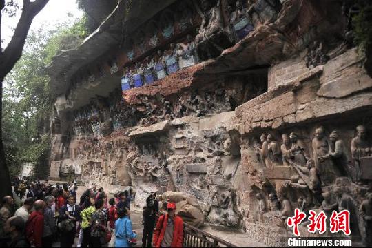 资料图：重庆大足石刻吸引了世界各地游客前来参观。　陈超 摄