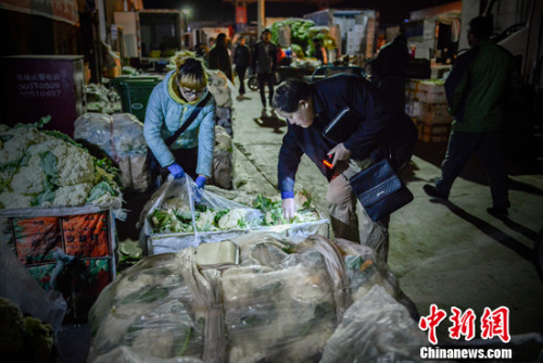 凌晨正在批发蔬菜的老丁。<a target='_blank' href='http://www.chinanews.com/' >中新网</a>记者 富宇 摄