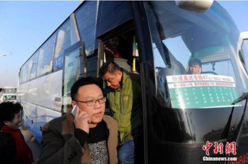 资料图：乘客乘坐北京快速直达专线47路。<a target='_blank' href='http://www.chinanews.com/'>中新社</a>发 刘亮 摄