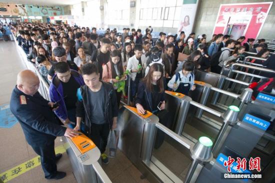 4月28日，中国铁路总公司披露，为期4天的2017年五一假期铁路旅客运输正式启动，自4月28日至5月1日。中国铁路预计发送旅客5050万人次，日均发送1263万人次，同比增长10%。 张云 摄