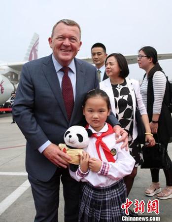丹麦首相拉斯穆森访川喂大熊猫推介丹麦旅游