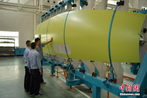 工程技术人员正在对即将出厂的C919大型客机部件进行检验。 <a target='_blank' href='http://www.chinanews.com/'>中新社</a>记者 刘忠俊 摄