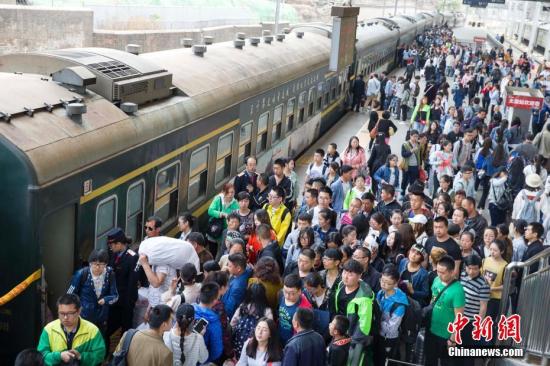 资料图：5月1日是“五一”小长假的最后一天，中国铁路客流保持高位运行。 张云 摄