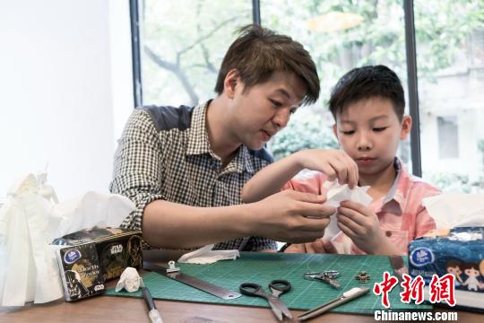 广州80后父亲和儿子用纸巾制作星战角色模型