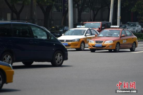 资料图：行驶在路上的传统出租车。<a target='_blank' href='http://www.chinanews.com/' >中新网</a>记者 金硕 摄