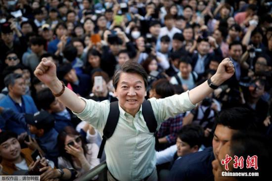 当地时间5月8日，在韩国大邱举行的竞选集会上，国民之党候选人安哲秀将呼吁选民支持。