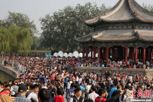 资料图：“十一”长假期间，大量游客涌入颐和园。<a target='_blank' href='http://www.chinanews.com/'>中新社</a>发 韩海丹 摄