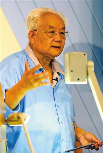 图为2002年8月27日，吴文俊在国际数学家大会中国数学史国际研讨会上作报告，用英语介绍中国数学史并回答听众提问。新华社记者 于小平摄