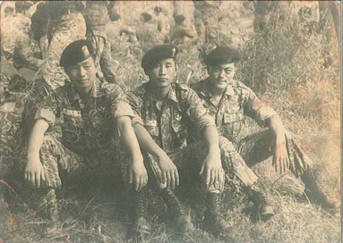 图2 在部队服役的文在寅(右三)。(图片来源：韩联社