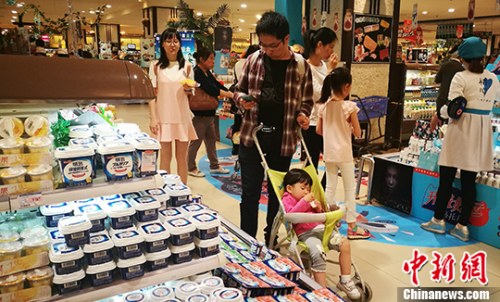 图为成都某超市内父亲带着孩子挑选食品（5月1日拍摄）。 <a target='_blank' href='http://www.chinanews.com/'>中新社</a>记者 刘忠俊 摄