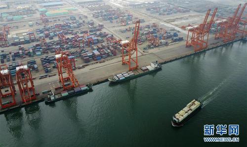 2这是一艘满载集装箱的货轮离开钦州保税港区码头（5月10日摄）。新华社记者 张爱林 摄