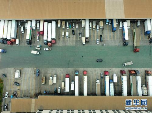 9这是在中国-东盟海产品交易所旁的福州名城冷链仓库内，运输车辆在装载冷冻海产品（4月11日摄）。新华社记者 姜克红 摄